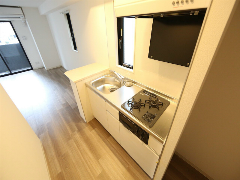 キッチン　システムキッチン（ガス2口コンログリル付）　窓付（換気良好）