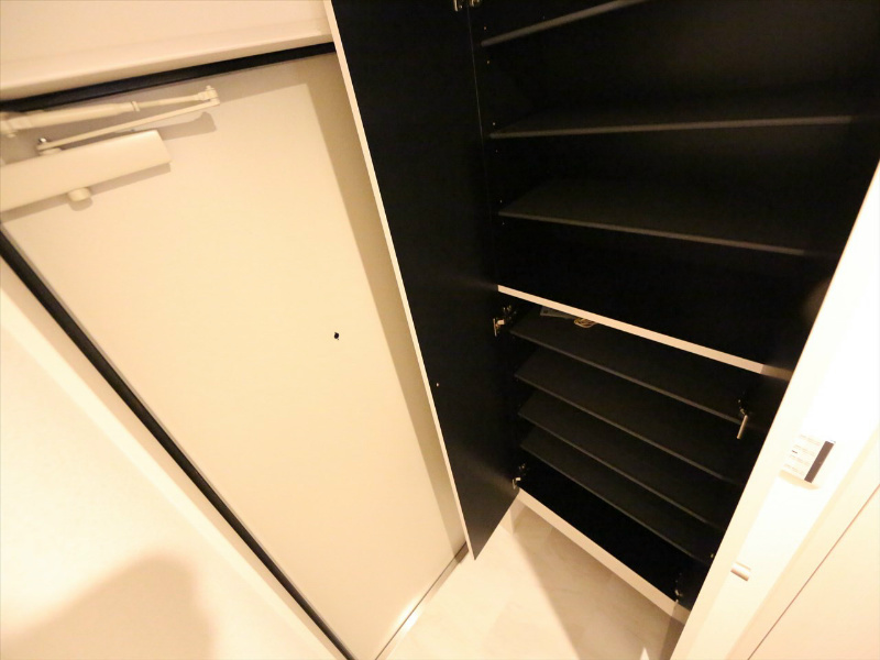 玄関　玄関　シューズボックス付