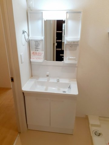 洗面設備　ゆったりとスペースのある洗面所