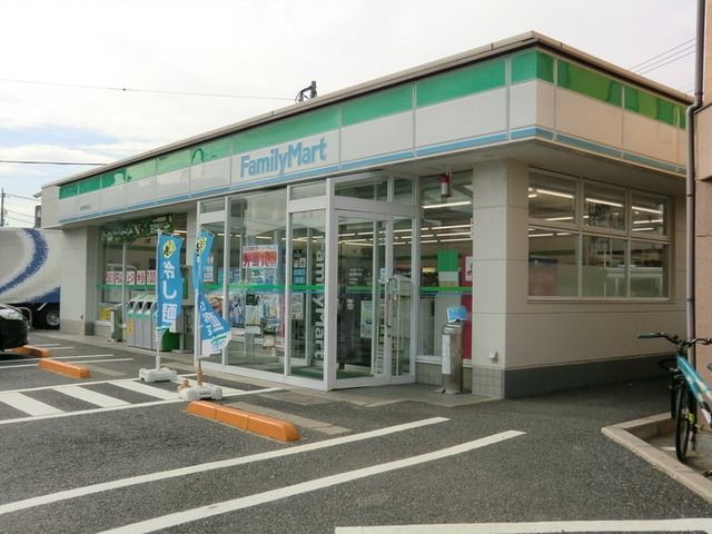 コンビニ　ファミリーマート（コンビニ）まで40m