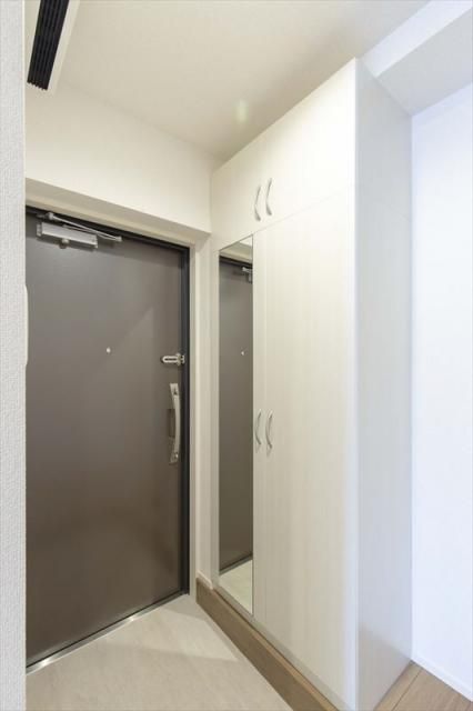 玄関　■モニタ付インターホン付き玄関■シューズラック■ダウンライト