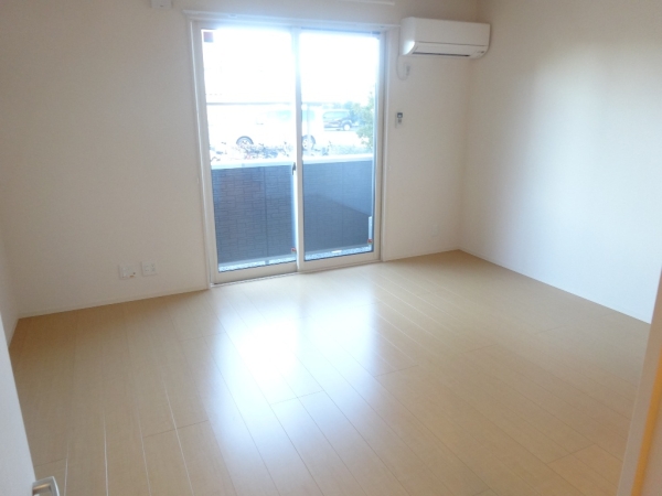 居室・リビング　9.1帖と広めの居室です