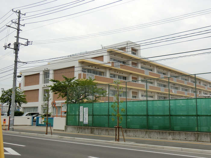 小学校　蒲町小学校（小学校）まで670m