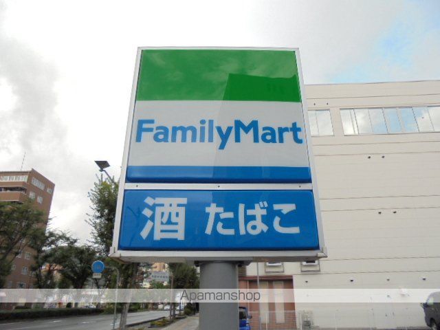 コンビニ　ファミリーマート（コンビニ）まで318m