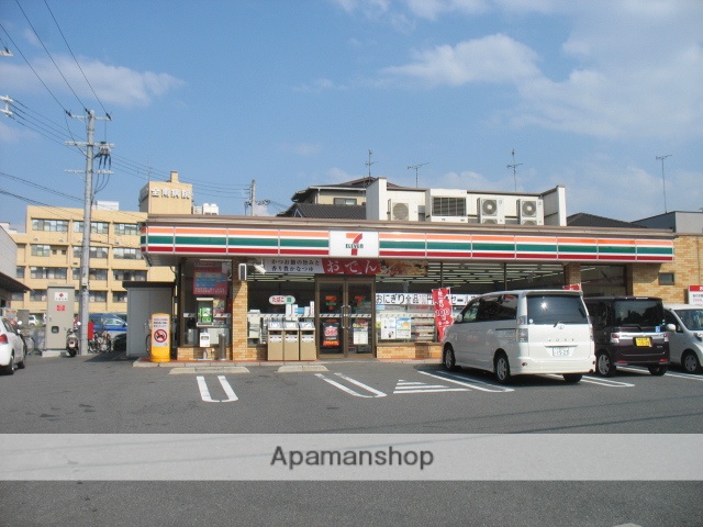 コンビニ　セブンイレブン（コンビニ）まで823m