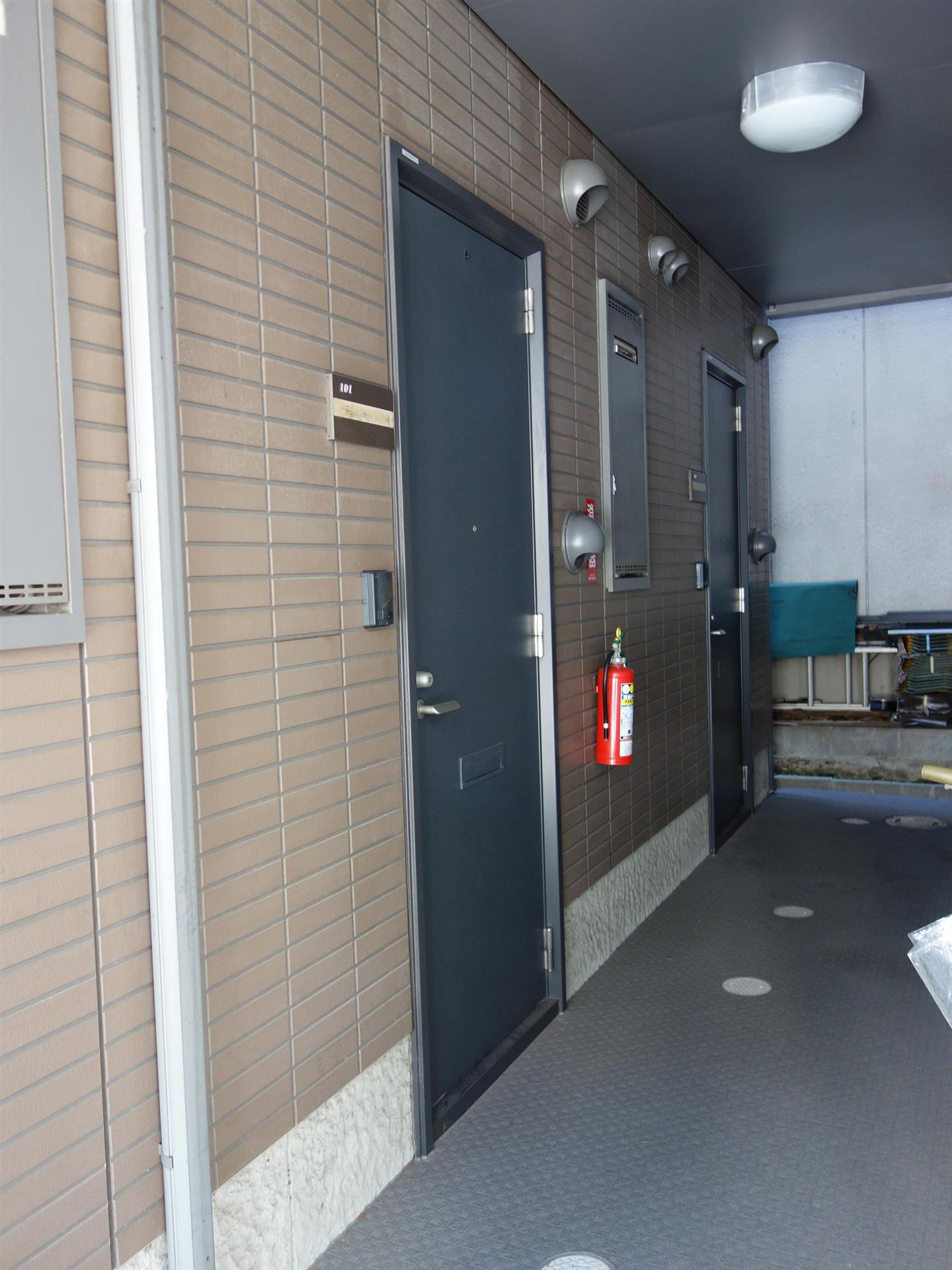 エントランス　照明付きで夜のご帰宅でも安心です♪