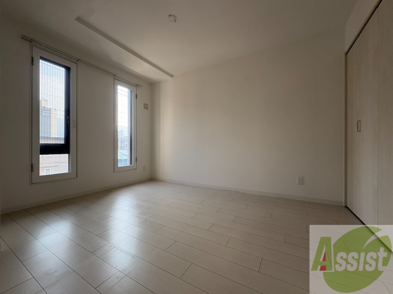 その他部屋・スペース　寝室はこちらです。光が差し込む、温かみのあるお部屋です。