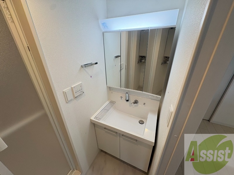 洗面設備　シャンプードレッサー。身支度はここでばっちりですね。