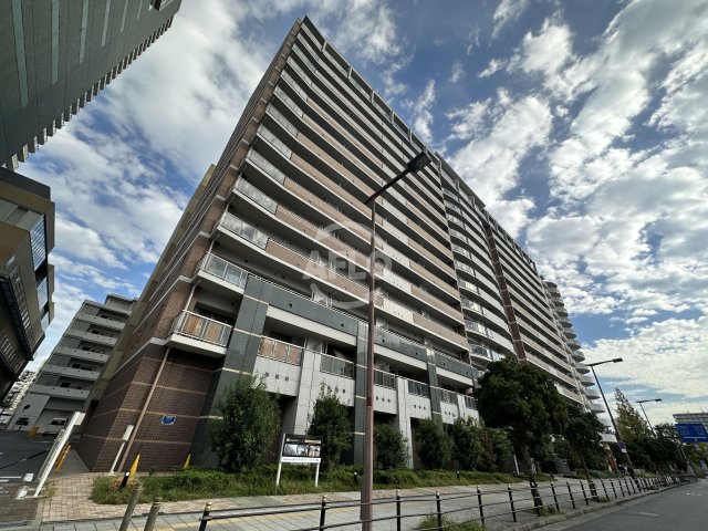 建物外観　ロイヤルパークスなんば　重厚感ある外観