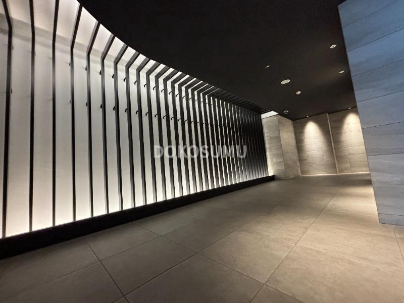 エントランス　オンからオフへ。心地よい静寂へといざなうエントランス。