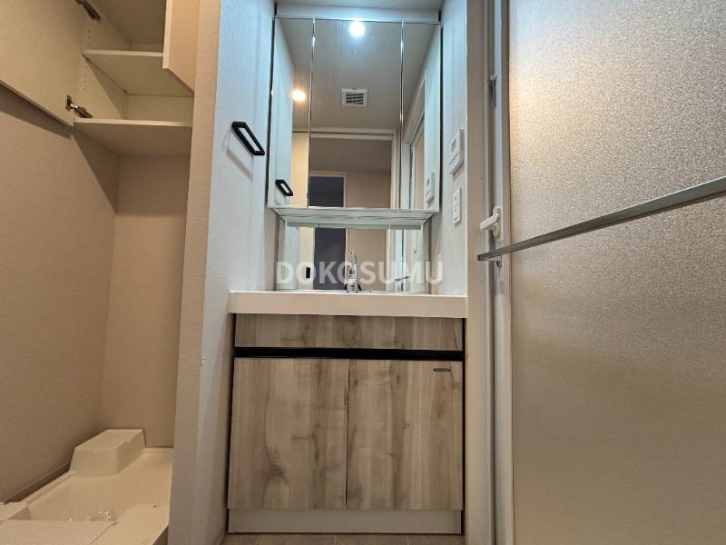 洗面設備　忙しい朝もスムーズに。使いやすさを追求した清潔な洗面空間。