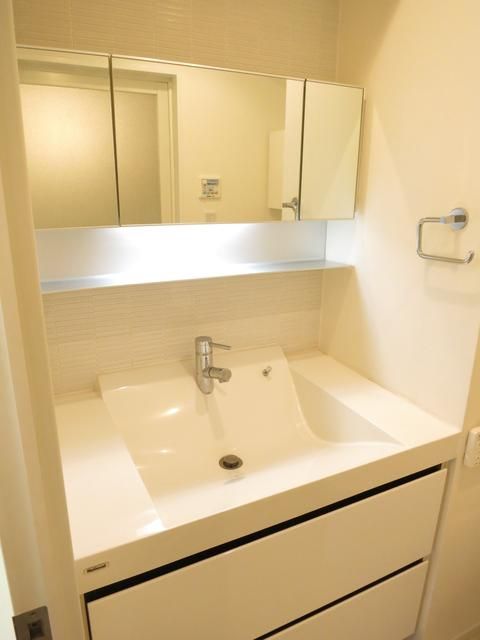 洗面設備　明るい洗面所です