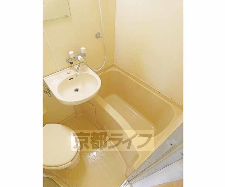 バス・シャワールーム　清潔感あるバスルームです。