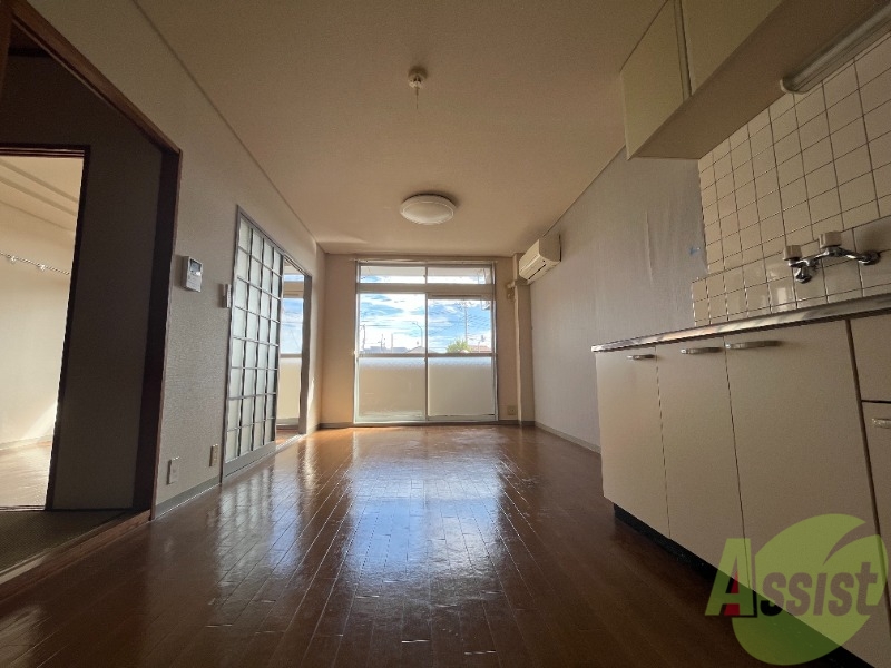 居室・リビング　広々として、家具関係も問題なく置けそうですね。