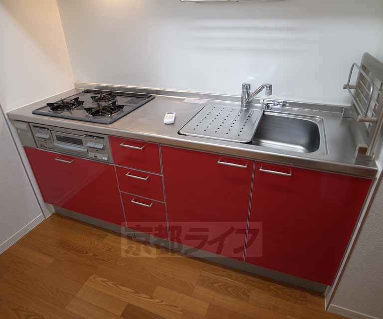 キッチン　赤基調のおしゃれなキッチンです・