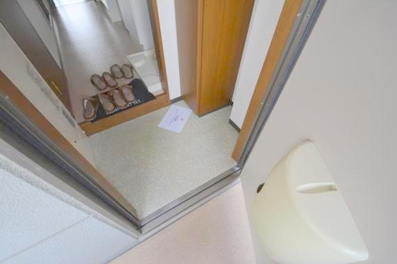 玄関　玄関を開けると解放感のある空間がひろがりますよ。