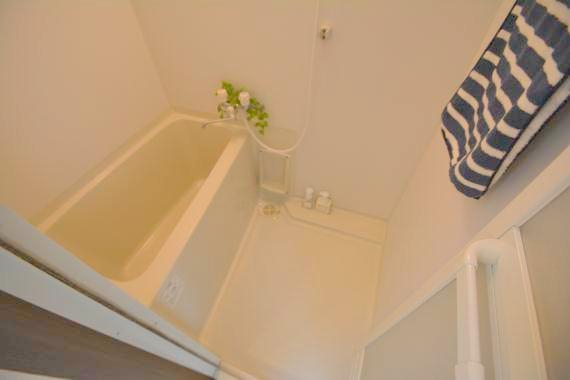 バス・シャワールーム　バスルームはトイレと別々で、広々としていますよ。