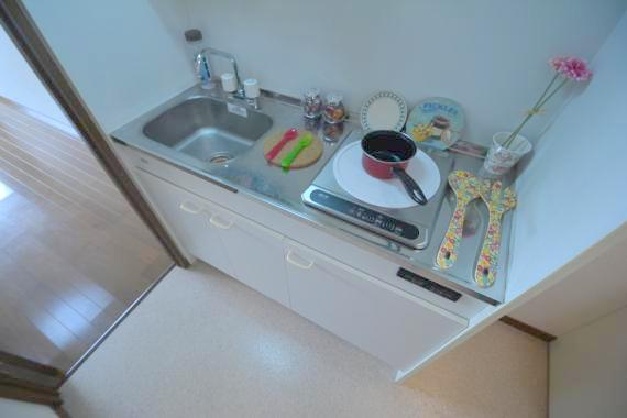 キッチン　ピカピカのミニキッチンです。お料理が楽しくなりますね。