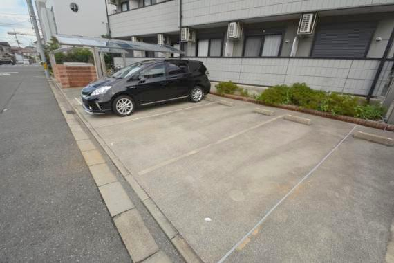 駐車場　敷地内にある駐車場。愛車がすぐ近くに置けると安心ですよね。