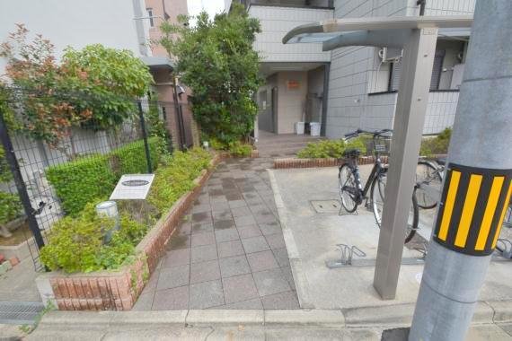 エントランス　エントランス周辺はいつもキレイに片付けられています。