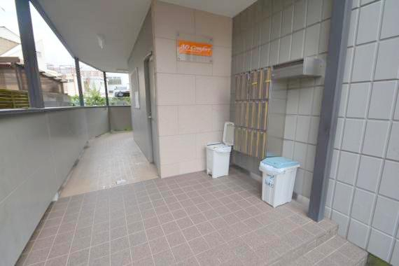 ロビー　ロビーにある各部屋毎のメールボックス。