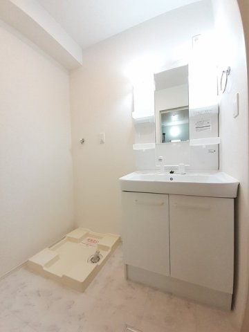 洗面設備　ゆったりとスペースのある洗面所