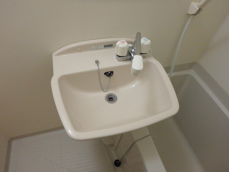 洗面設備　洗面台はバスルームに設置されています