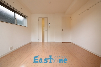 居室・リビング　白を基調としたゆったりと落ち着けるお部屋