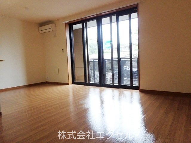 居室・リビング　収納完備、日当たり良好の16畳の洋室♪