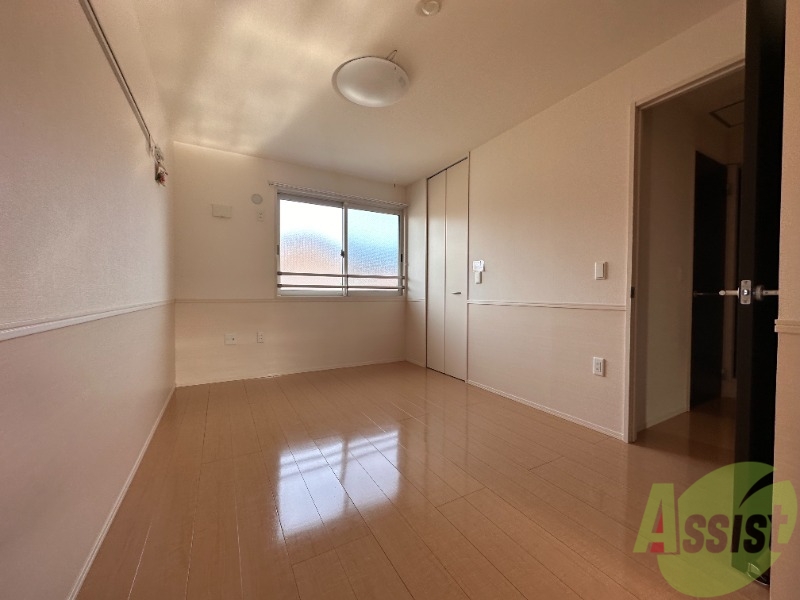 その他部屋・スペース　６帖の洋室です、大きめのベッドもはいりますね。