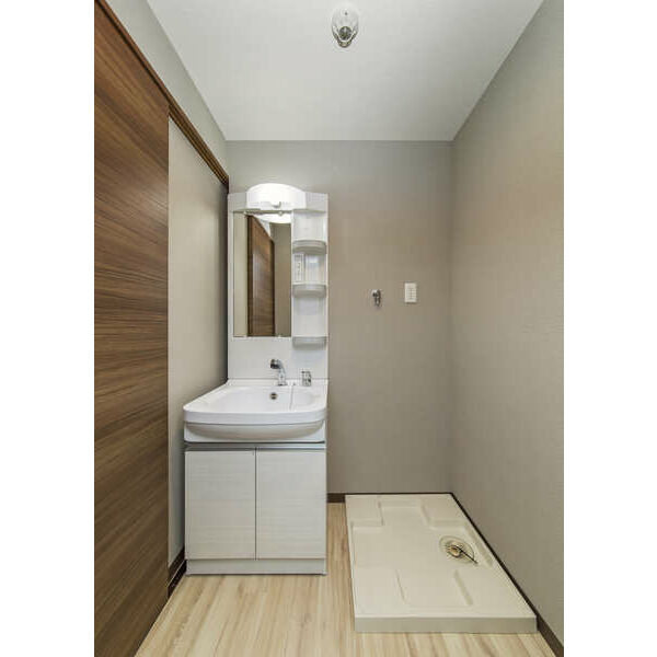 洗面設備　独立洗面台、朝の身支度には欠かせません