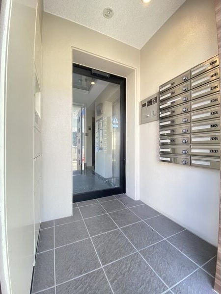 エントランス　落ち着いたエントランスです