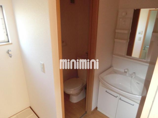 洗面設備　洗面所兼脱衣所に小窓付いてます。