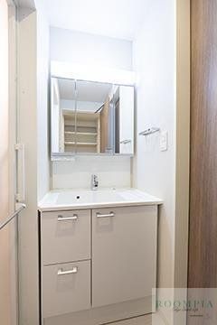 洗面設備　※同タイプの別のお部屋です。