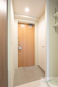 玄関　※同タイプの別のお部屋です。