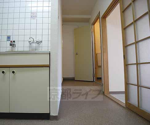 居室・リビング　玄関に続く廊下です。