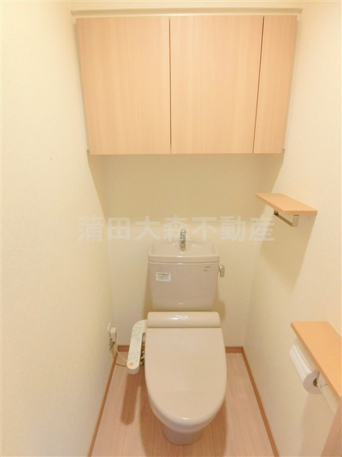 トイレ　温水暖房便座と棚収納付きのトイレ