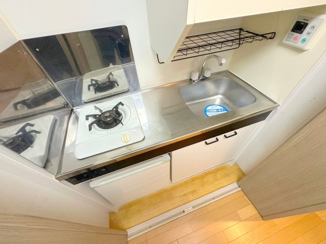 キッチン　ピカピカのミニキッチンです。お料理が楽しくなりますね。