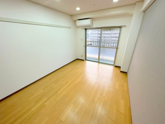 居室・リビング　朝には心地よい光が差し込む、このお部屋でお休みください。