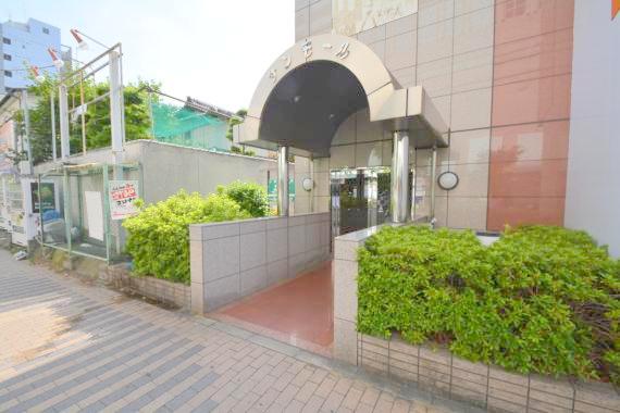 エントランス　オシャレなエントランスは安心のオートロック付きです。