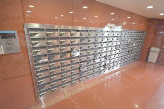 ロビー　ロビーにある各部屋毎のメールボックス。