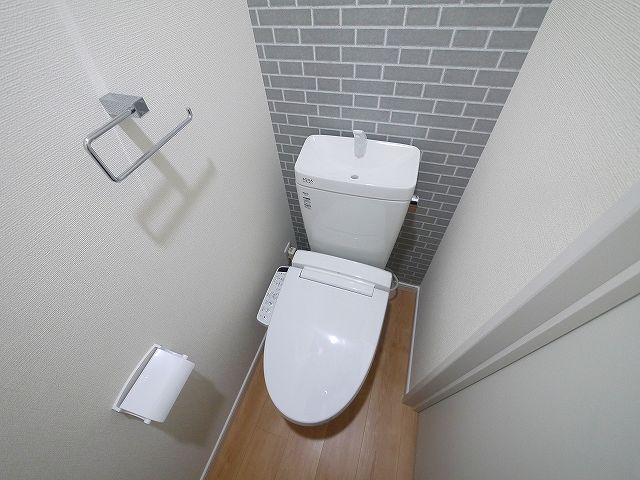 トイレ　落ち着いた色調のトイレです