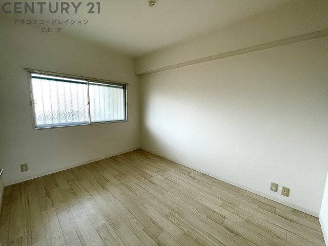 居室・リビング　床色が落ち着いた色合いで綺麗です♪