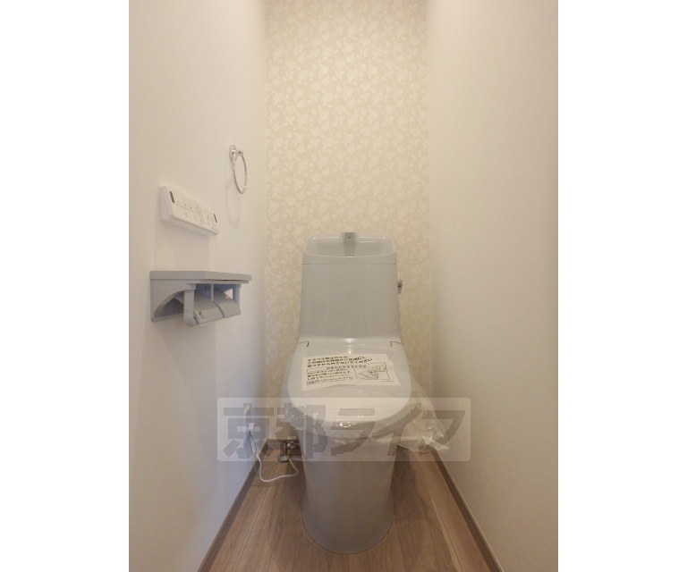 トイレ　温水洗浄便座付きトイレです。