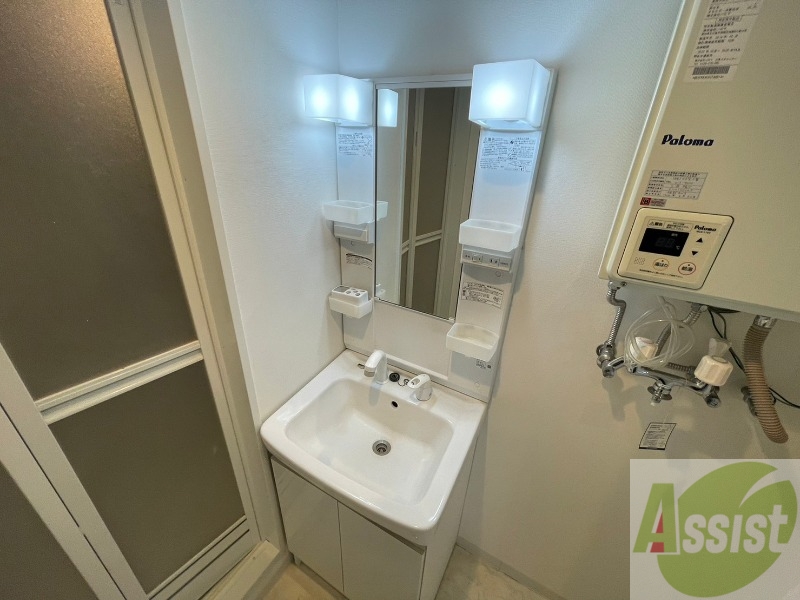 洗面設備　独立洗面台です。大きくてよいですね。シャンプーもできます。