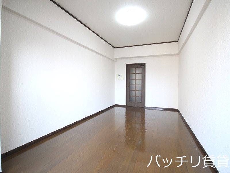 居室・リビング　画像は別号室の為、現状優先になります。