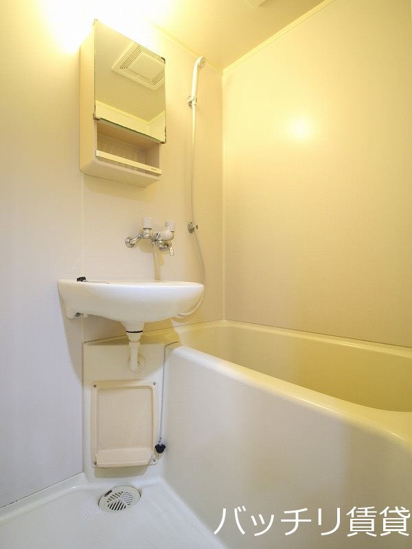 バス・シャワールーム　画像は別号室の為、現状優先になります。