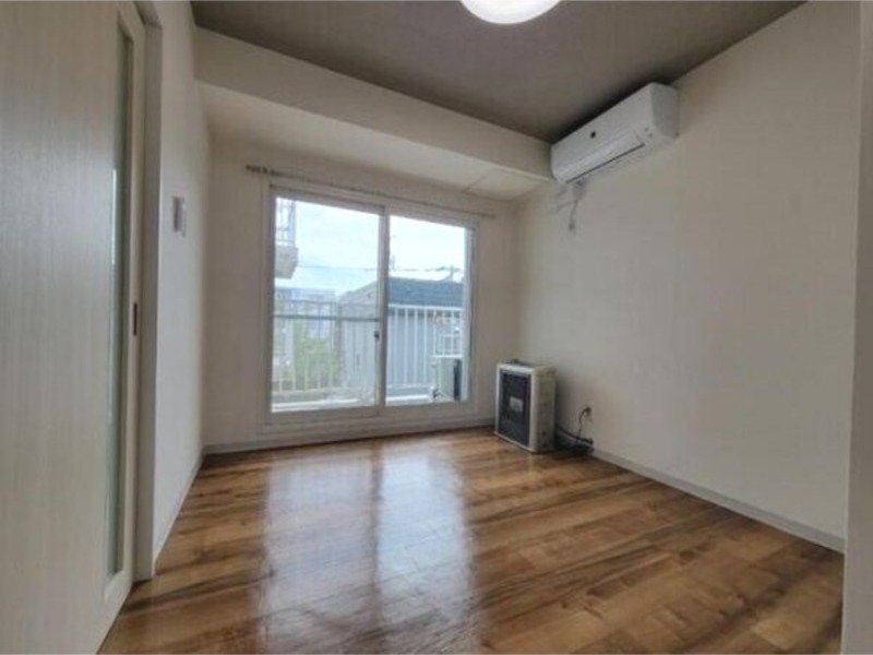 居室・リビング　退去予定につき同タイプ別号室の画像です。