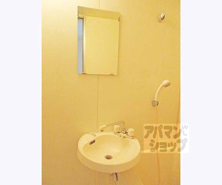 洗面設備　鏡付いてます・
