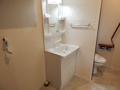 洗面設備　明るい洗面所です